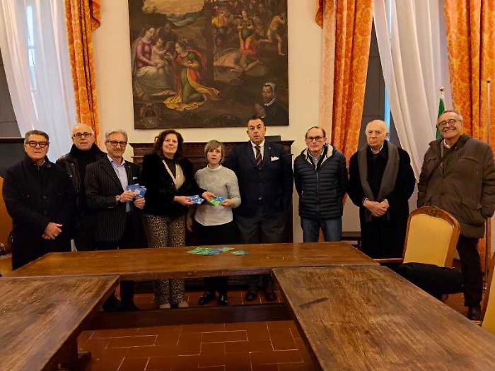 Lions e Rotary donano buoni acquisto per famiglie bisognose: consegnati all'amministrazione comunale 1200 euro 