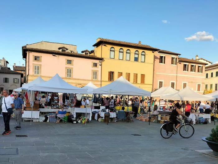 I banchi allestiti in piazza San Domenico lo scorso settembre in occasione della fiera di Santo Manno