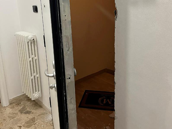 Ladri scardinano porta blindata. Altri furti messi a segno durante le festivit&agrave; natalizie