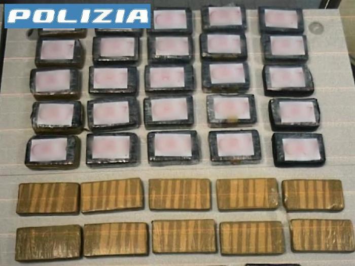 Cocaina sul raccordo Perugia-Bettolle: sei anni al 53enne arrestato con 40 chili di droga