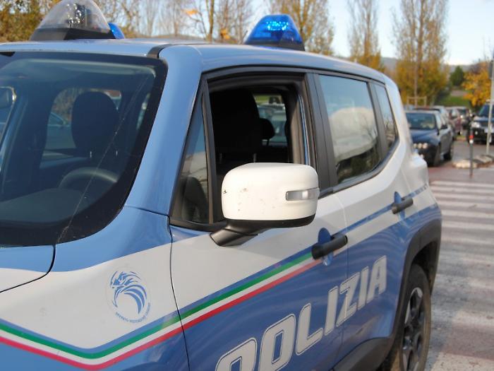  Aggredito con un&rsquo;ascia a 16 anni, salvato dall&rsquo;intervento di un amico: indaga la polizia