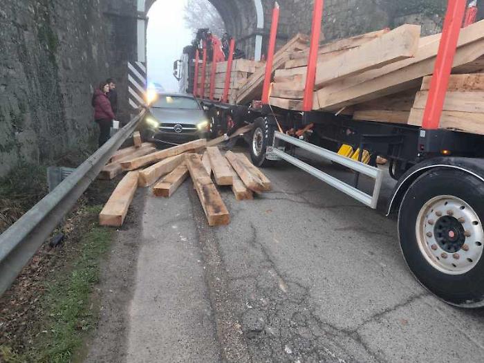 Magione, schianto sotto al ponte e traffico in tilt per tre ore lungo viale Umbria