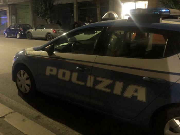 Lancio di bottiglie in centro: scontri con sputi e minacce. Arriva l'allarme sul tavolo del comitato per l&rsquo;ordine e la sicurezza in Prefettura