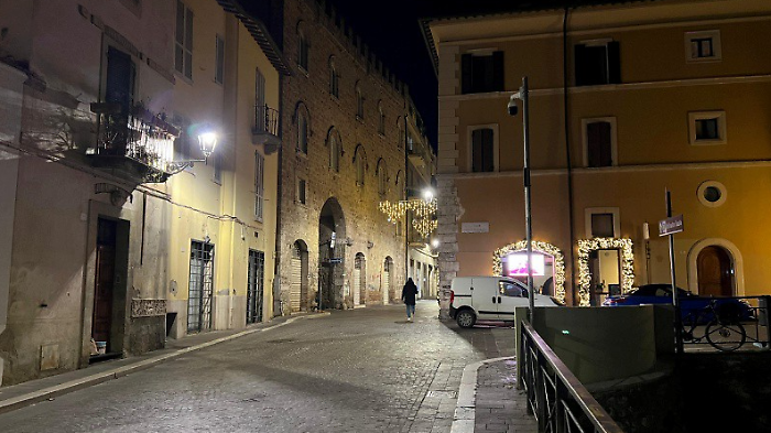 Giovani rapinati e minacciati con un coltello: nuovo allarme in centro