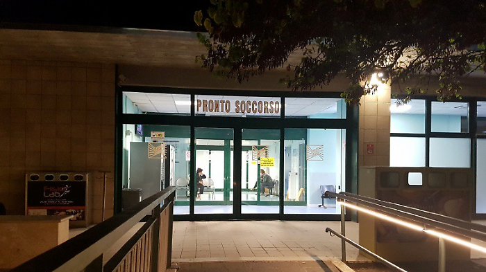 D&agrave; in escandescenze al pronto soccorso e tira un pugno al vigilante: scatta la denuncia 