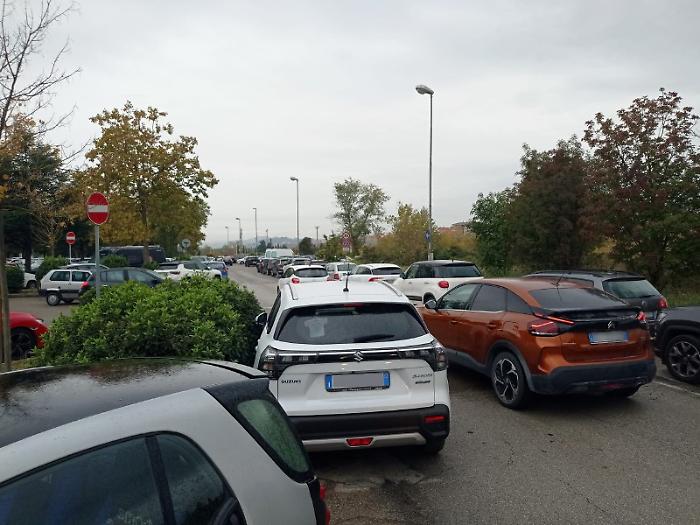 Stop alla sosta selvaggia in ospedale: controlli a tappeto e multe da parte della polizia locale