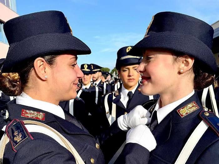 Alla Scuola di polizia hanno giurato 476 vice ispettori: mattinata di festa per gli allievi del 19esimo Corso alla Rolando Lanari