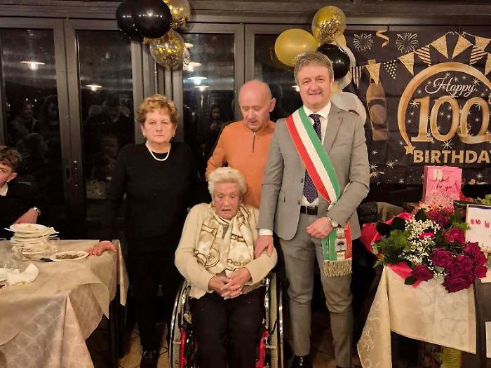 Magione, una comunit&agrave; in festa per i 100 anni di Maria Luisa