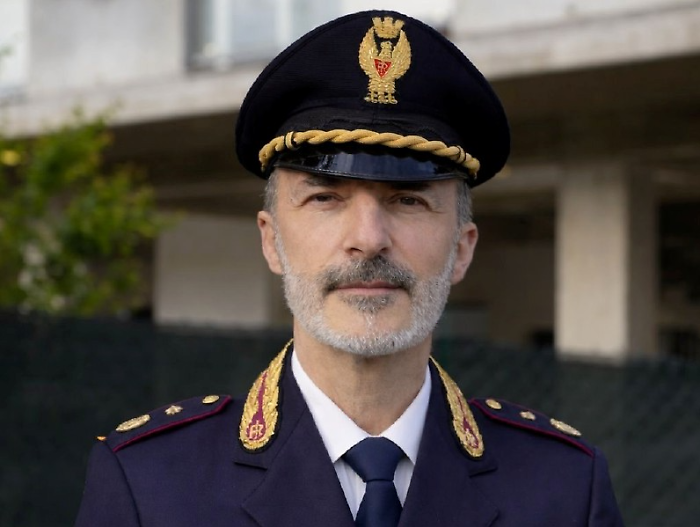 In pensione Filippo Girella dopo oltre 30 anni di servizio: il saluto del questore al commissario capo