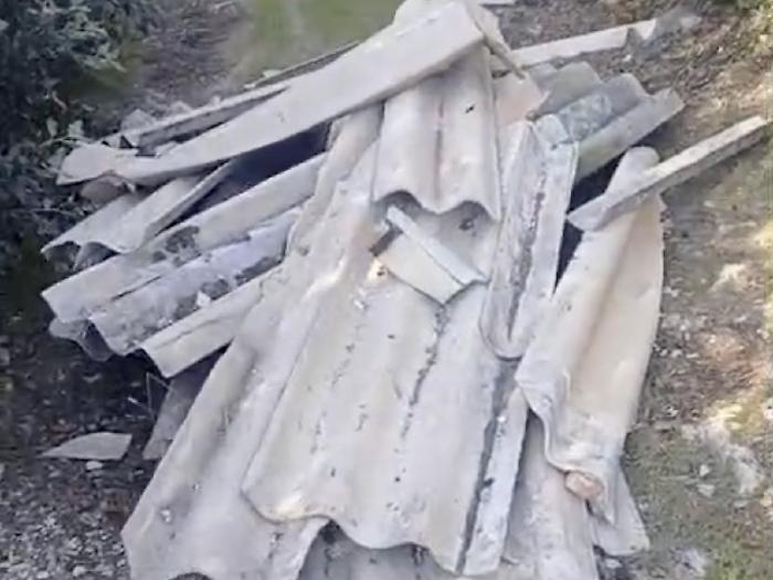 Montoro, cumuli di eternit danneggiato: cittadini segnalano la pericolosa discarica