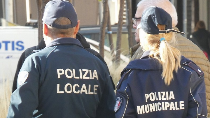 Degrado e disagio sociale, la polizia locale salva un anziano