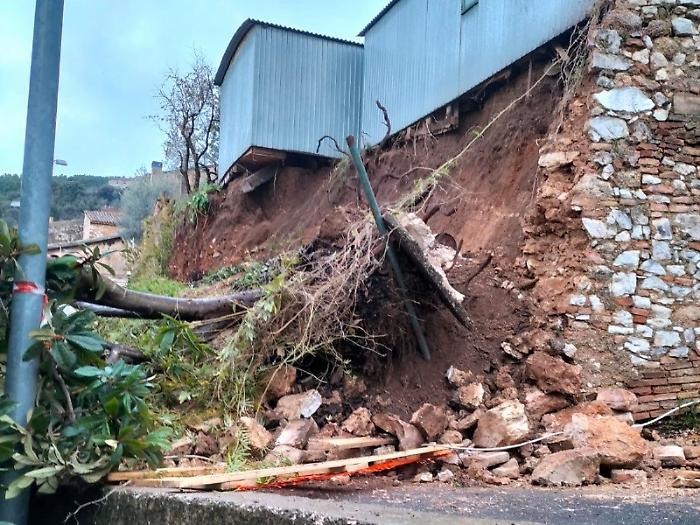 Il muro franato sotto le piogge intense dello scorso fine settimana
