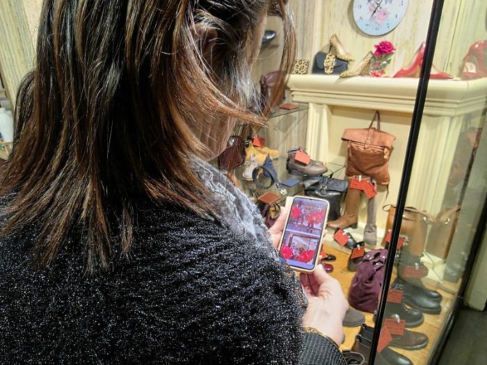 Commercianti uniti nella chat condivisa che vigila sul centro