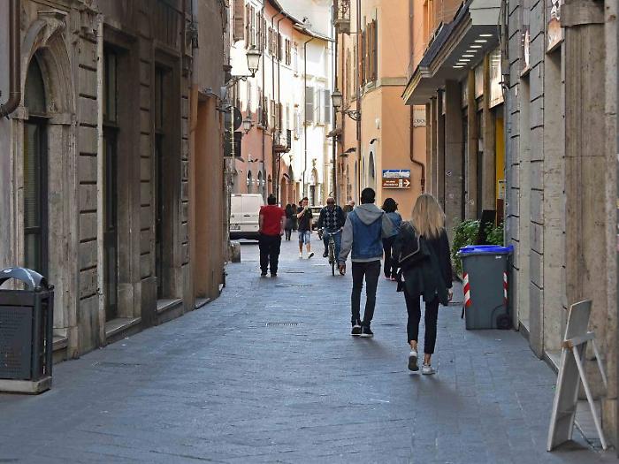 Centro storico, commercianti di via Roma segnalano tasse, affitti e parcheggi: il sondaggio svela le priorit&agrave; e le proposte per migliorare sicurezza e decoro