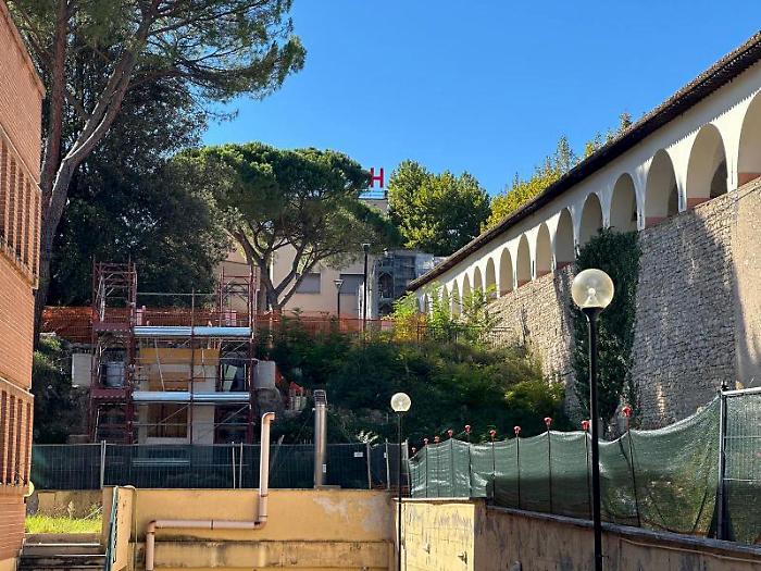 Il cantiere per la realizzazione dell'ascensore e la scala di collegamento dal parcheggio della palazzina Micheli all'ingresso dell'ospedale