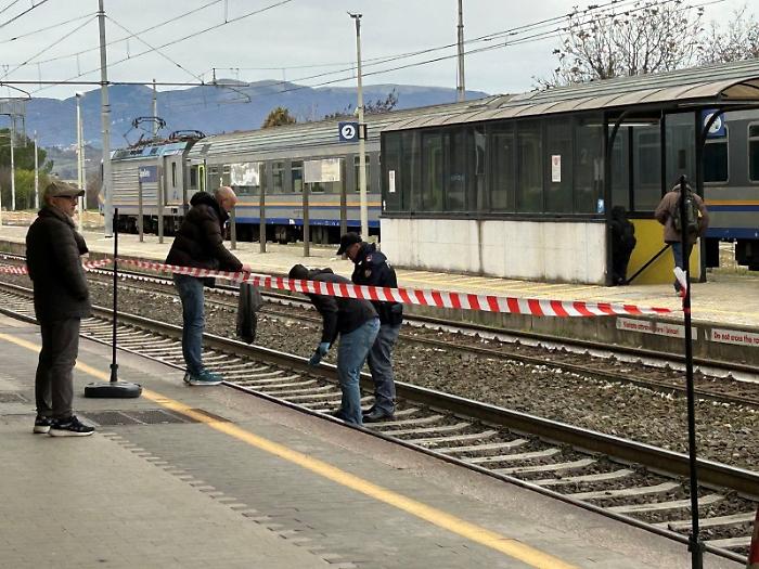 Spoleto, cerca di risalire sul treno ma finisce sotto le rotaie: morto 43enne polacco