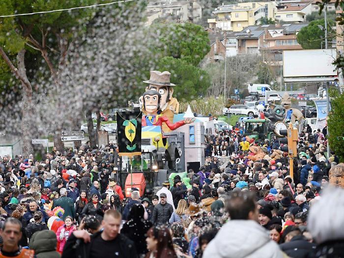 I carri sfilano in centro storico: evento finale della 45esima edizione del Carnevale di San Sisto, bilancio positivo per le Giornate del Bartoccio