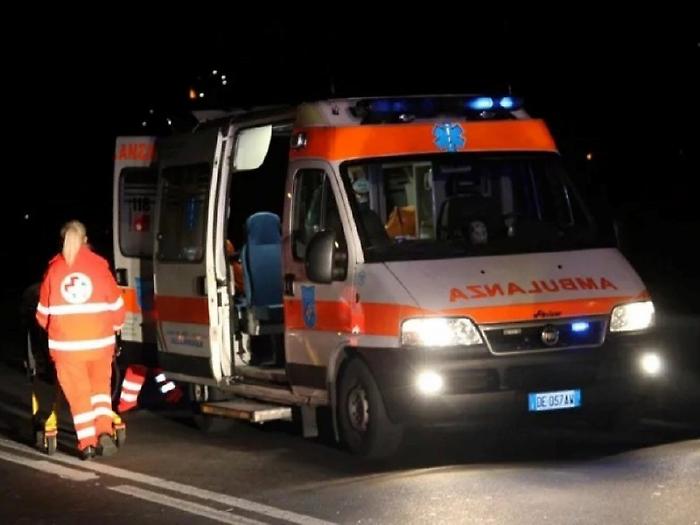 Donna muore in casa mentre i sanitari la rianimano:  disposta l'autopsia 