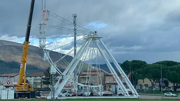 Una ruota panoramica arriva a Santa Maria degli Angeli. Il sindaco Stoppini: &ldquo;Ci sono stati dei ritardi a Natale, &egrave; una struttura nuova e necessita di collaudo&rdquo;