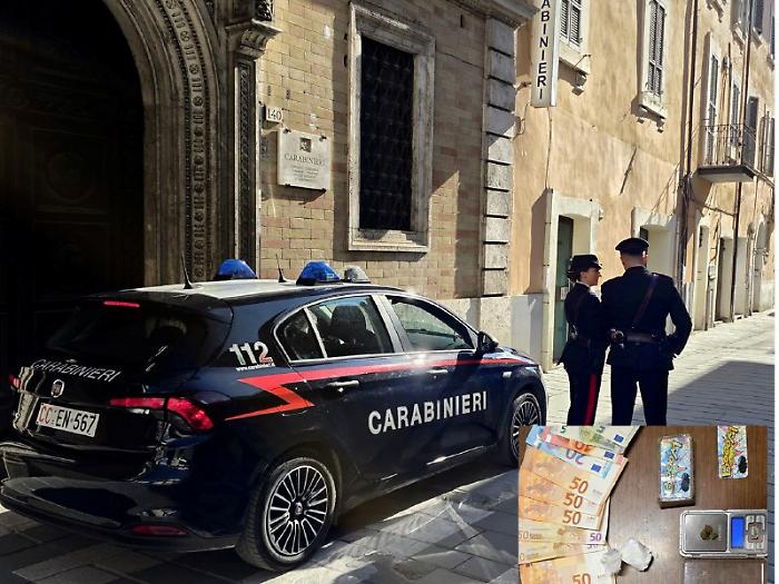 Foligno, fioraie aggredite a forbiciate fuori dal cimitero. l racconto delle vittime: "Era una furia". Il giovane trovato con un etto di hashish in tasca