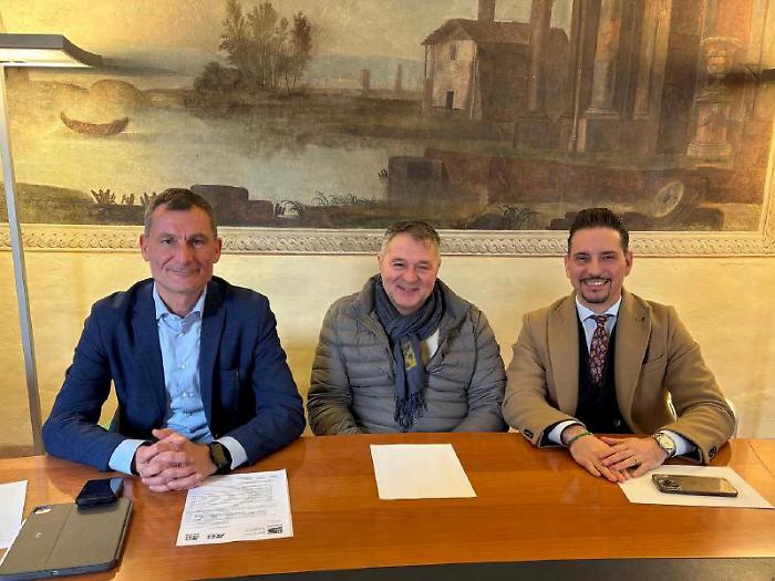 L'assessore ai Lavori Pubblici, Cesaro, il sindaco Zuccarini, e il presidente del Comitato della Valle del Menotre, Fiacco