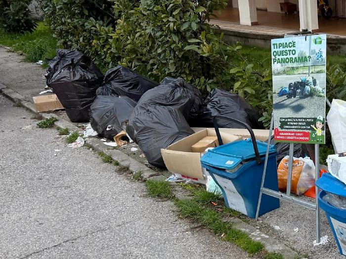 Foligno, via Isonzo come una discarica. &ldquo;Ora le telecamere promesse&rdquo;
