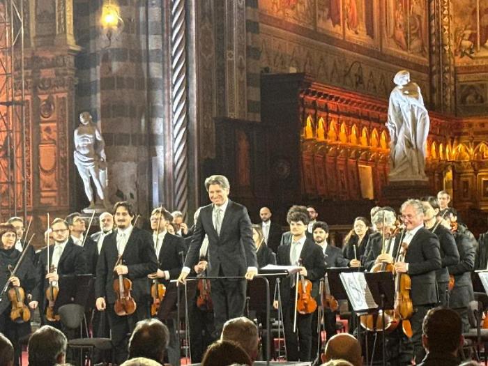 Concerto di Pasqua, emozioni a non finire tra le navate del duomo: il maestro Daniele Rustioni ha diretto l&rsquo;Orchestra del Maggio Musicale Fiorentino