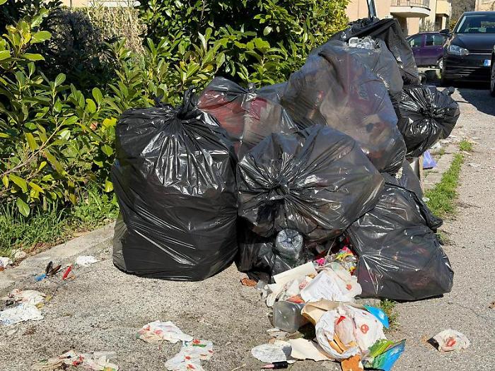 Foligno, via Isonzo come una discarica: Vus risponde, ma le telecamere?
