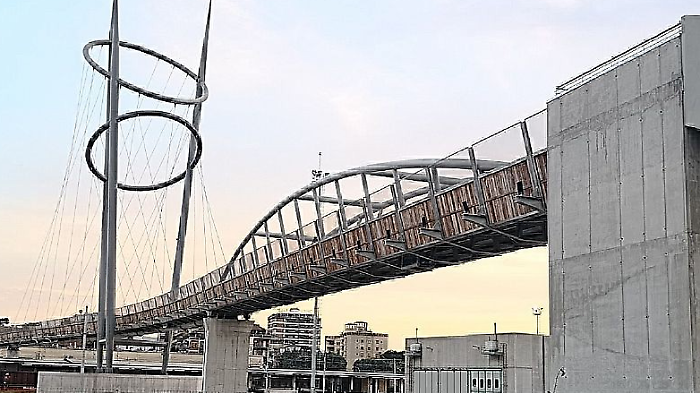 Sedicenne aggredita alla stazione:  si &egrave; difesa dal rapinatore con lo spray al peperoncino ma &egrave; stata gettata a terra