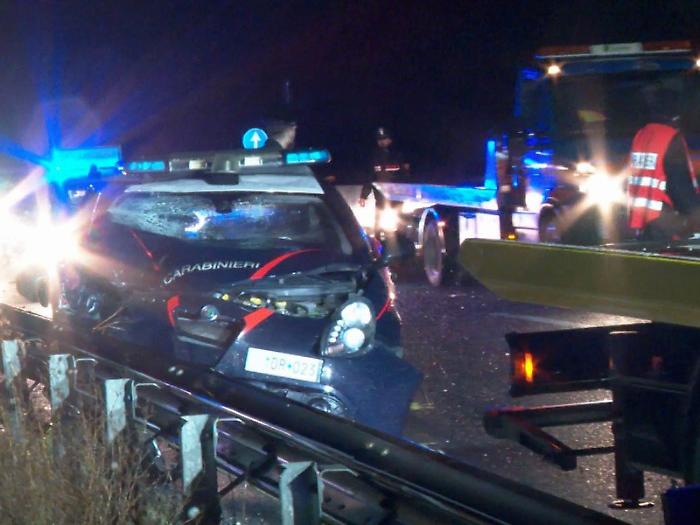Schianto sulla Flaminia dopo l'inseguimento: un complice per continuare la fuga