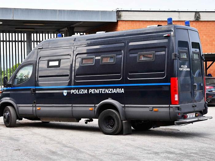 Carcere di Terni, detenuto tenta il suicidio: agenti evitano la tragedia