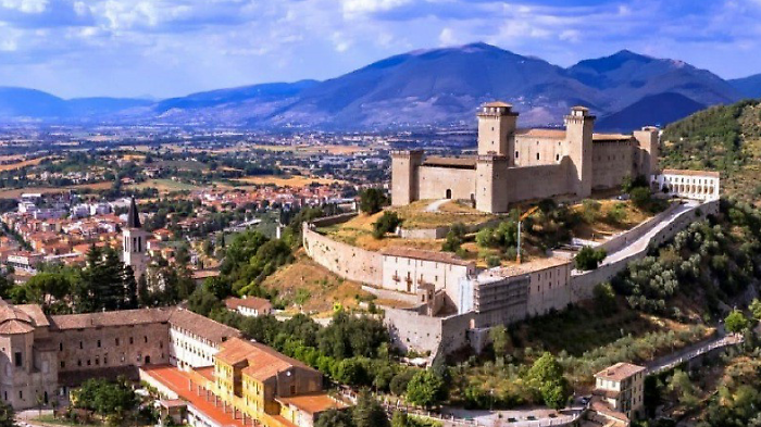 Crisi delle imprese: commercio e industria in calo, crescono solo i servizi