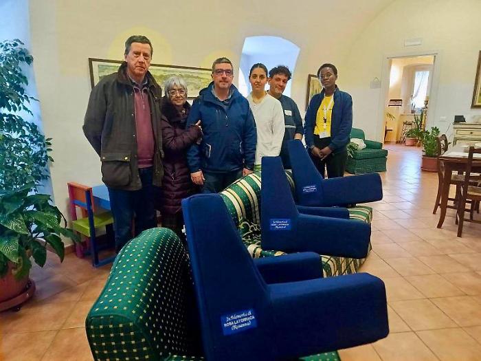 Dalla memoria alla solidariet&agrave;: tre poltrone letto donate all&rsquo;hospice in ricordo di Rosanna