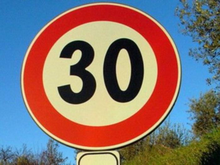 Tra i limiti di velocit&agrave; istituiti quello di 30 chilometri orari in via Sassovivo nel tratto che attraversa il centro abitato