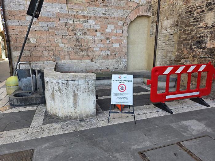 Foligno, &egrave; lotta agli abbandoni in centro: transenne alle zone pi&ugrave; critiche