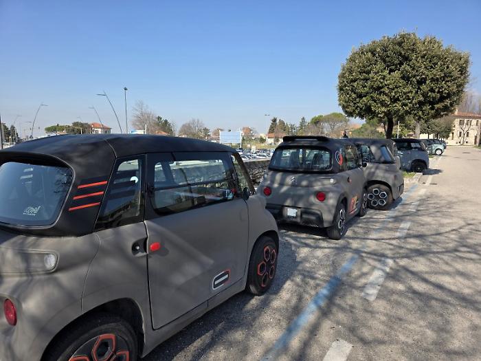 Esercito di Ape e microcar davanti alle scuole: cambia la mobilit&agrave; tra i pi&ugrave; giovani