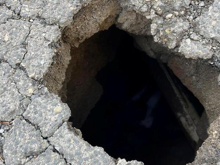 Porano, cede la strada vicino alla scuola: si apre una voragine in via Neri