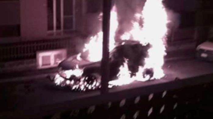 Incendia le macchine dei familiari della ex fidanzata, giovane condannato a 16 mesi