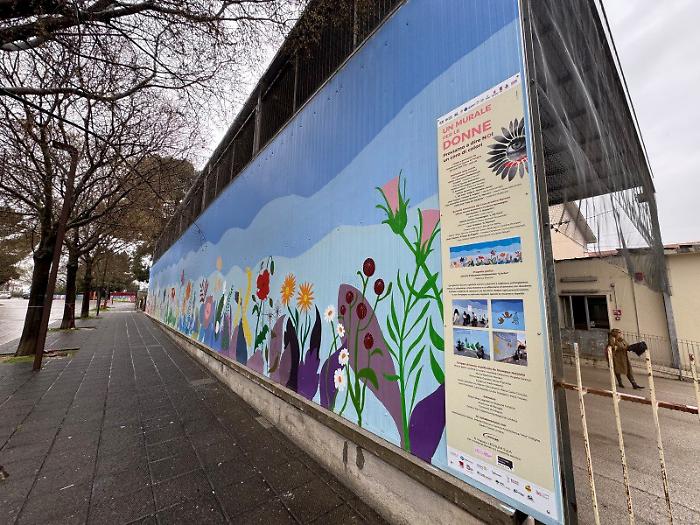 Maxi murale per le donne: un grido a colori  contro  la violenza di genere 