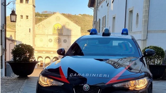 Lite violenta in piazza Vittoria: in manette un 50enne. L'altro riesce a fuggire
