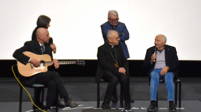 Concorso dedicato a San Valentino: il vescovo e Mogol premiano gli studenti