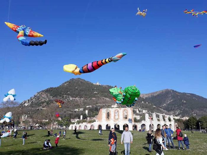 Ventomania compie 40 anni: il festival degli aquiloni torna a Gubbio
