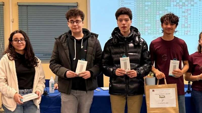 I ragazzi del Gandhi sul gradino pi&ugrave; alto del podio della gara a squadre: ecco i campioni di matematica
