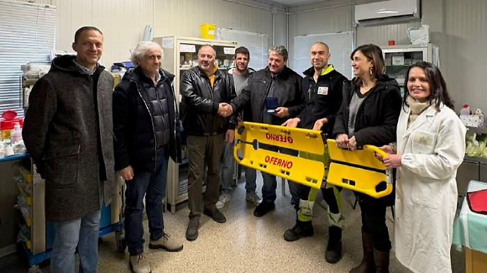 Nuova barella scoop per l&rsquo;emergenza donata al Punto di primo soccorso