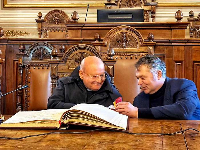 Foligno, monsignor Sorrentino riceve il baiocco e firma il libro d'onore della citt&agrave;