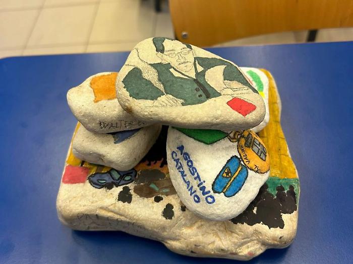 Studenti ricordano le vittime della mafia: un&rsquo;installazione con i volti dipinti su pietra