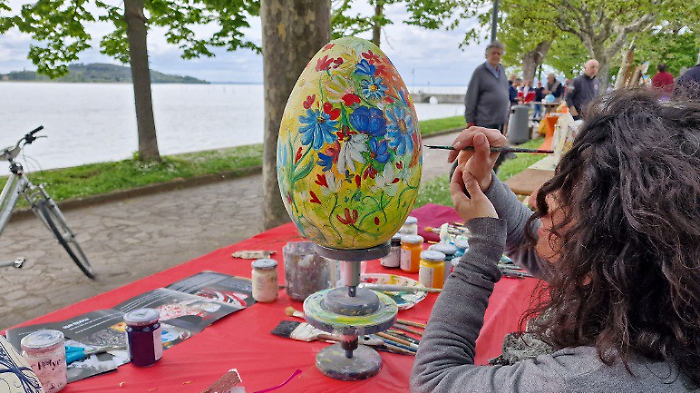 Il lungolago di San Feliciano diventa una galleria d'arte a cielo aperto con Uova d'artista
