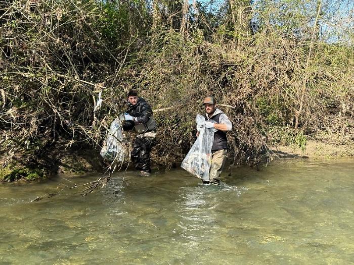 Volontari ripuliscono il Tevere, in pi&ugrave; di 60 hanno raccolto oltre 5 quintali di rifiuti sulle sponde del fiume