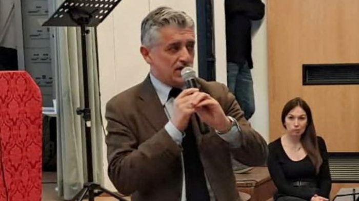 Rinuncia alla corsa campestre per aiutare il compagno in difficolt&agrave;