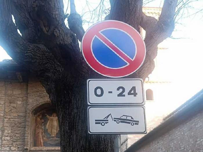 Spunta un nuovo cartello con divieto di sosta e rimozione